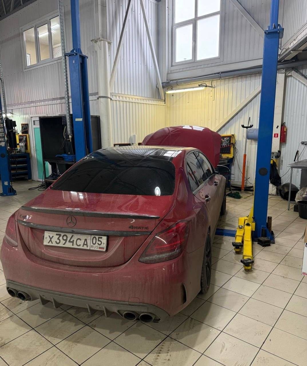 Mercedes-Benz C-класс на подъёмнике