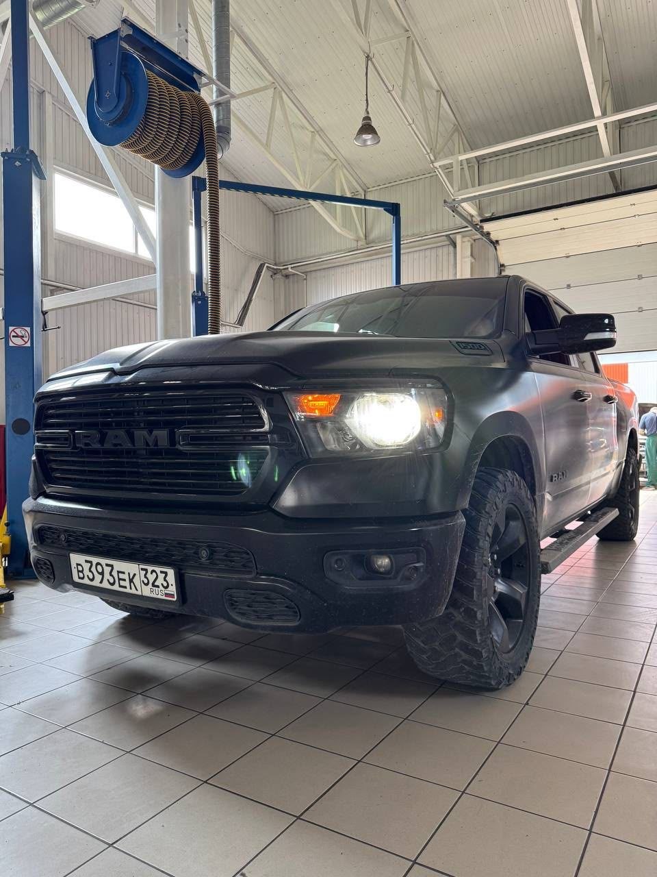 Пикап RAM 1500 в ремонтной зоне